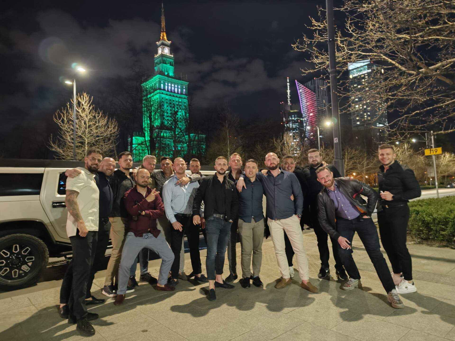 chłopaki z kawalerskiego w warszawie wynajeli limuzynę ze striptizerką