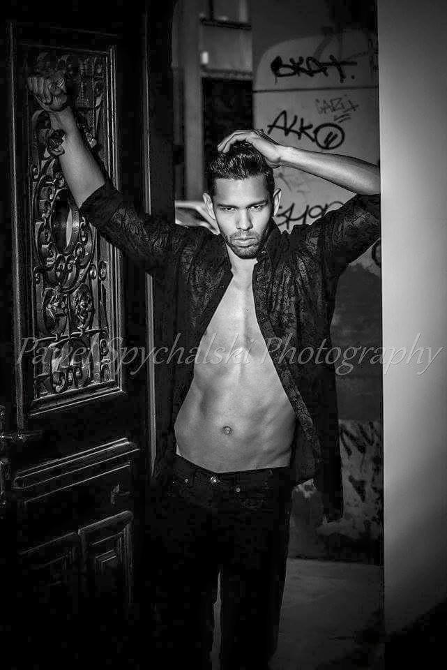 ciemny brunet striptizer w szczytnie na imprezę