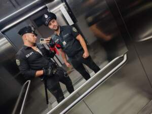 dwóch aktorów w stroju policjantów aresztuje na panieńskim