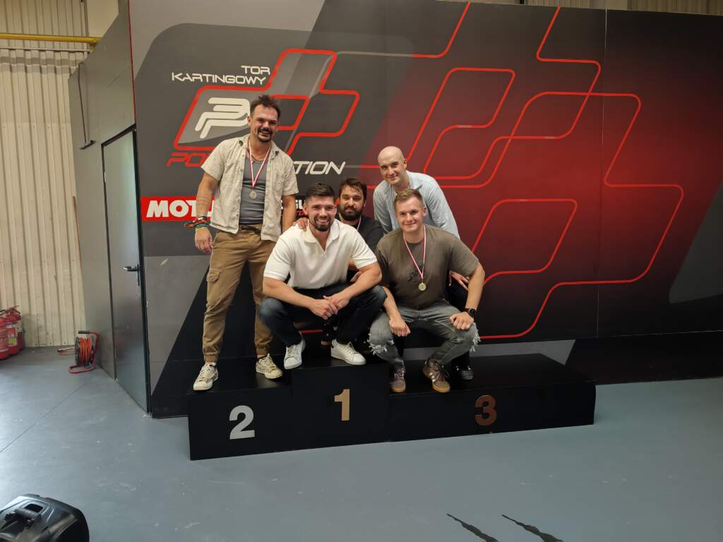 chłopaki z kawalerskiego stoją na podium w warszawie po jeżdzie gokartami