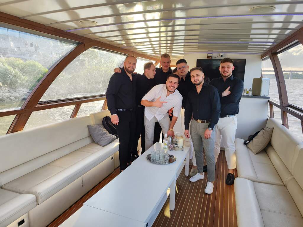 rejs chłopaków z kawalerskiego po Wiśle w Warszawie