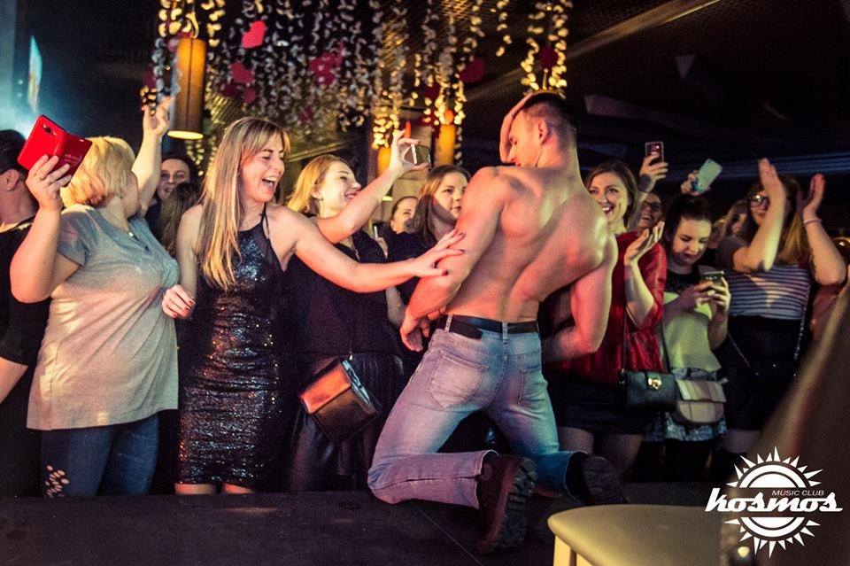 dziewczyny w klubie dotykajca striptizera w sochaczewie na występie