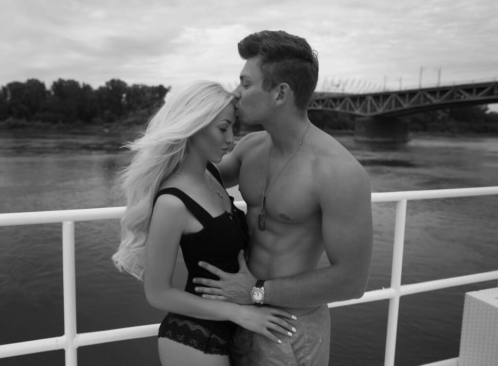 modelka i striptizer w mławie nad wodą