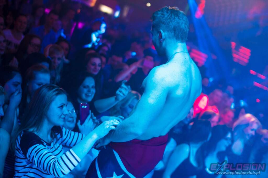 striptizer tańczy w klubie w mrągowie na scenie