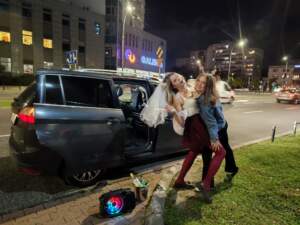 panna młoda i świadkowa na panieńskim w warszawie zostaną aresztowane