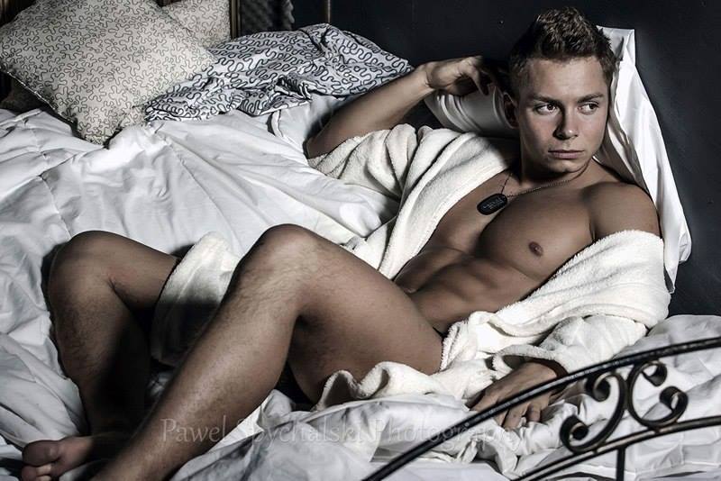 tancerz erotyczny w przasnyszu leży w łóżku z gołą klatą