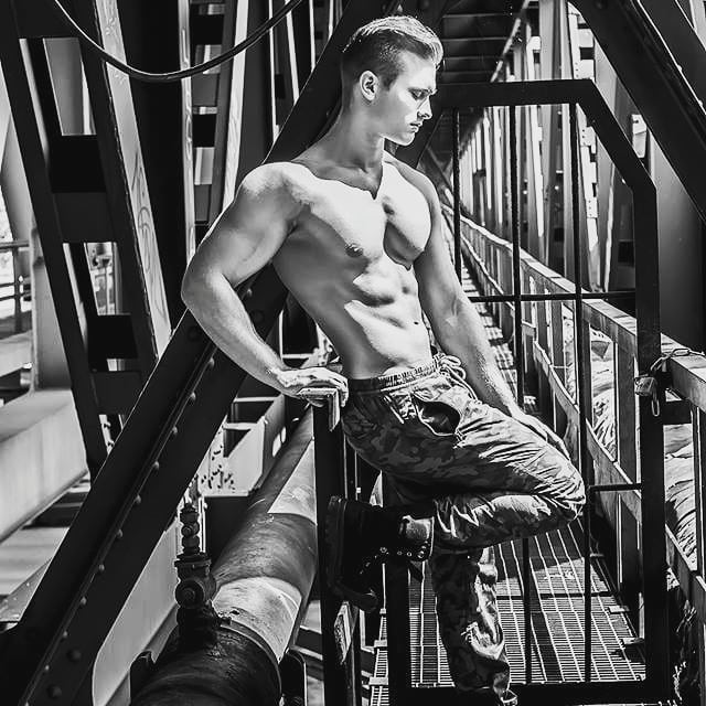 tancerz erotyczny bez koszulki w giżycku na imprezie