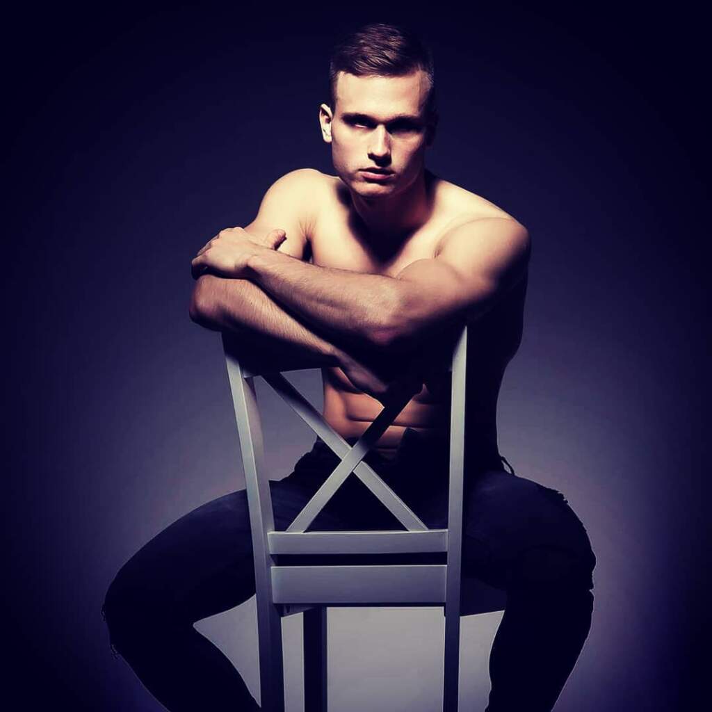 tancerz erotyczny siedzi na krześle w mrągowie i czeka na panne młodą na krześle