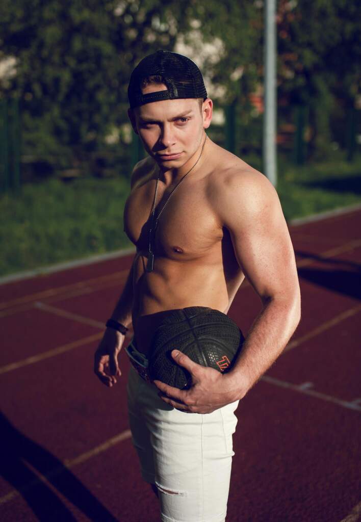 tancerz erotyczny w sochaczewie bez koszulki z piłką do kosza na boisku