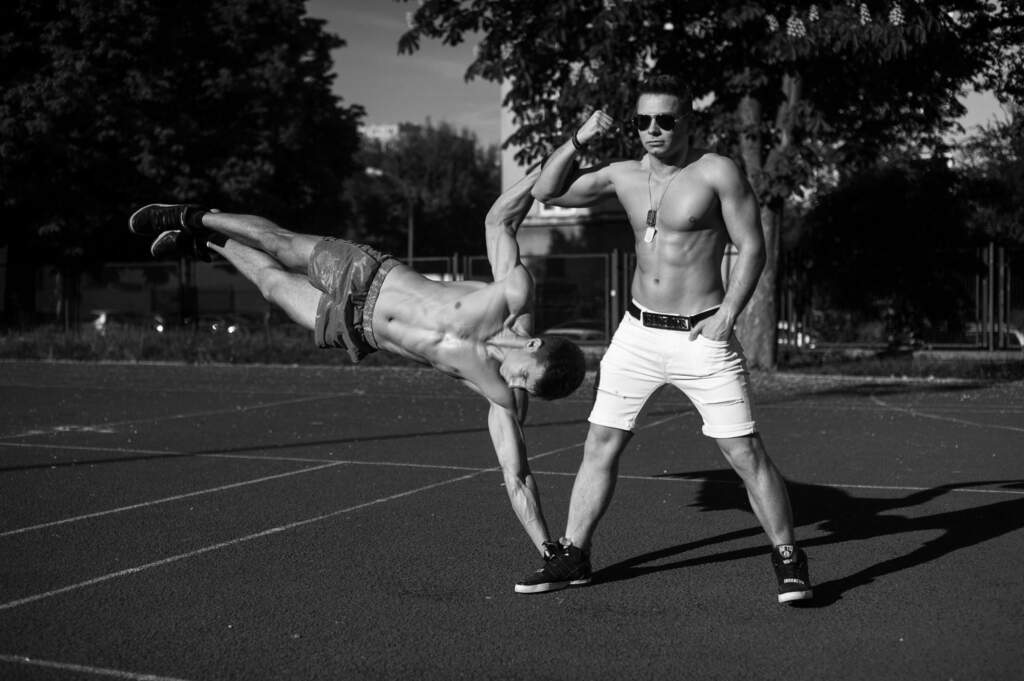 dwóch tancerzy erotycznych w mławie czeka na show