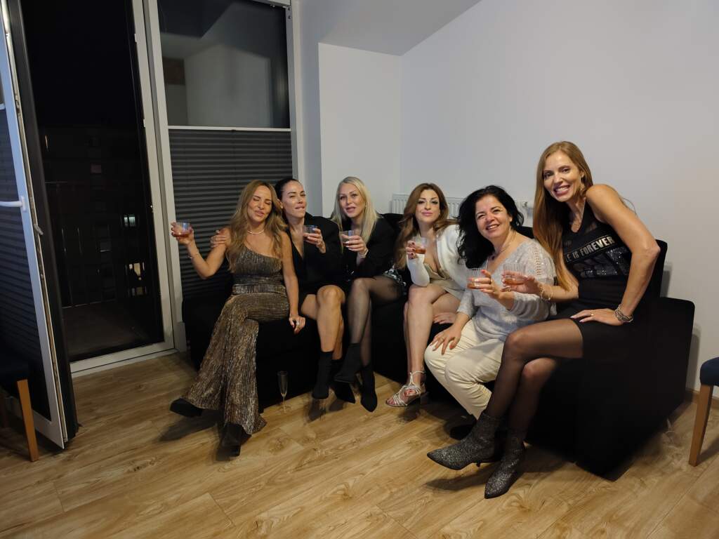 dziewczyny z panieńskiego w warszawie idą z apartamentu do kasyna