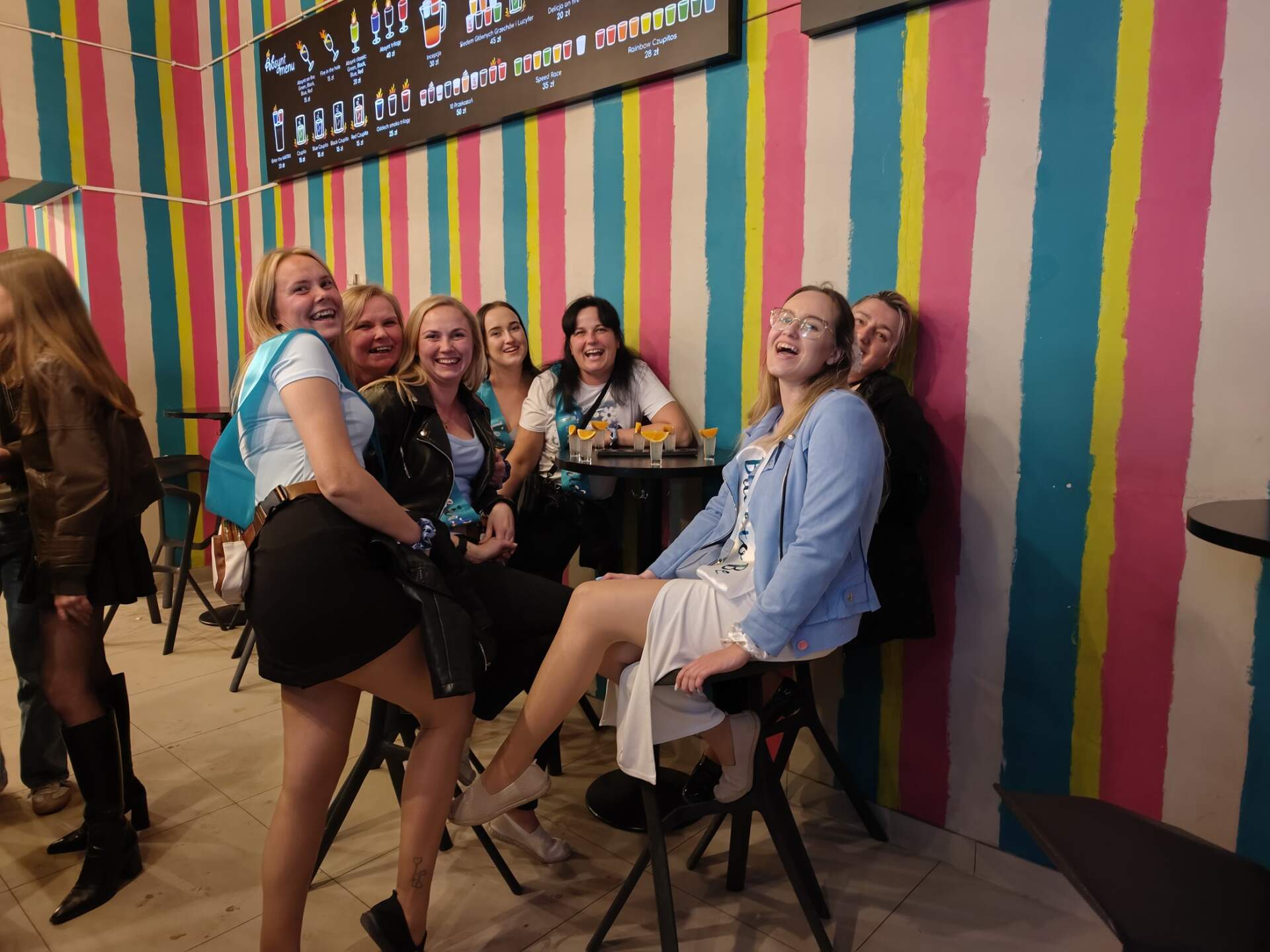 dziewczyny z panieńskiego w warszawie idą do kasyna na atrakcję